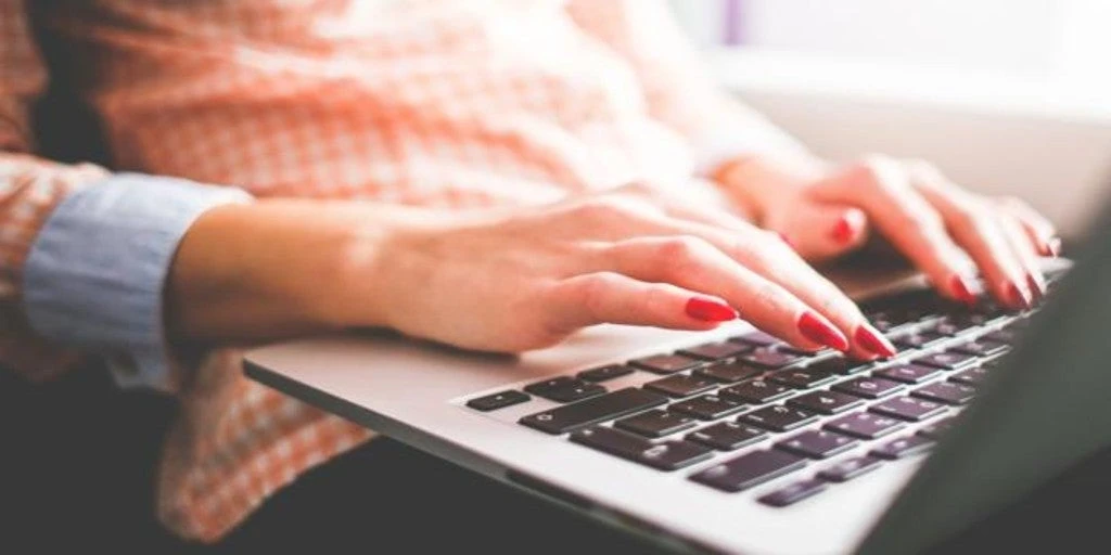 Condenada a prisión a una mujer por vender por internet material robado durante 19 años