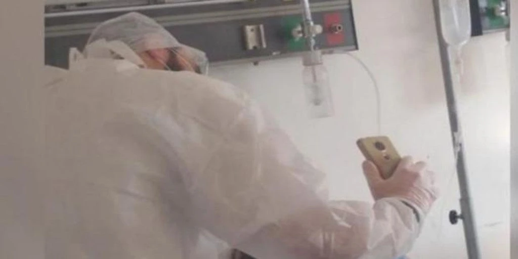 La emotiva despedida de los cinco hijos de una mujer moribunda por coronavirus 