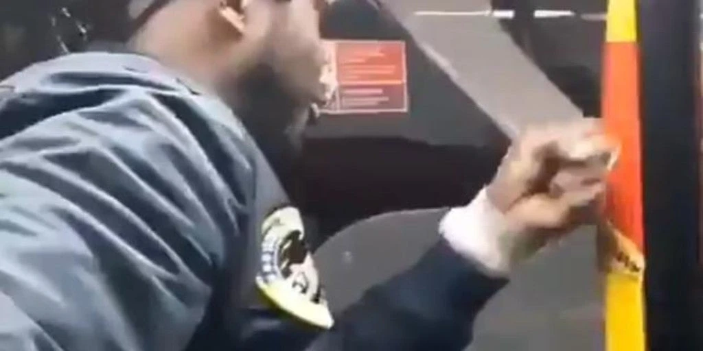 En vídeo: Un hombre pega un puñetazo a una mujer que le pidió que se pusiera la mascarilla en el autobús 