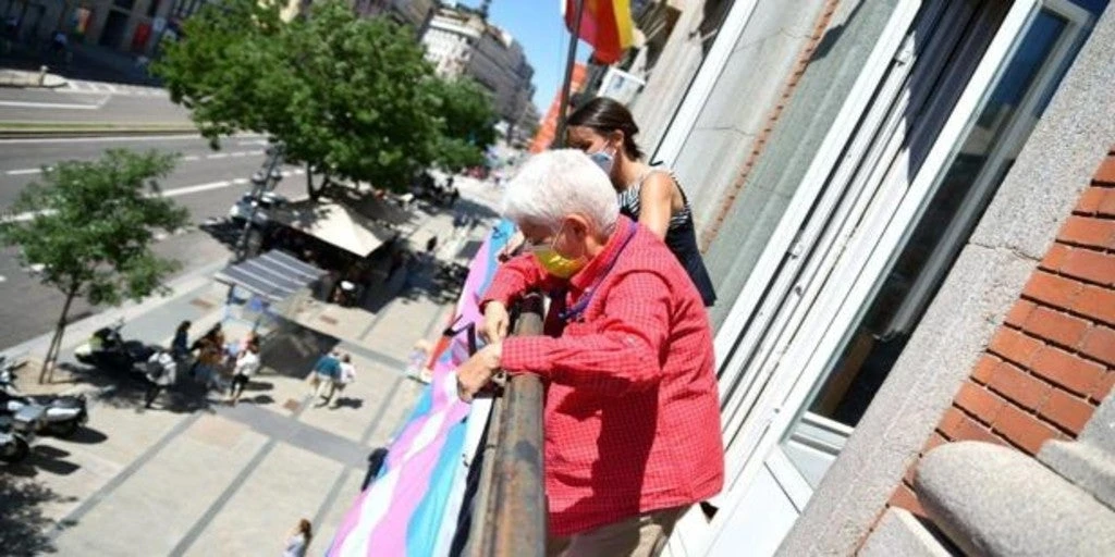 «Orgullo de Todes»: Montero cuelga la bandera trans en el Ministerio e incluye a Pedro Zerolo en el cartel