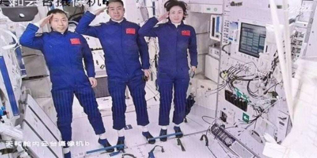 Tres 'taikonautas' llegan a la estación espacial china para terminarla