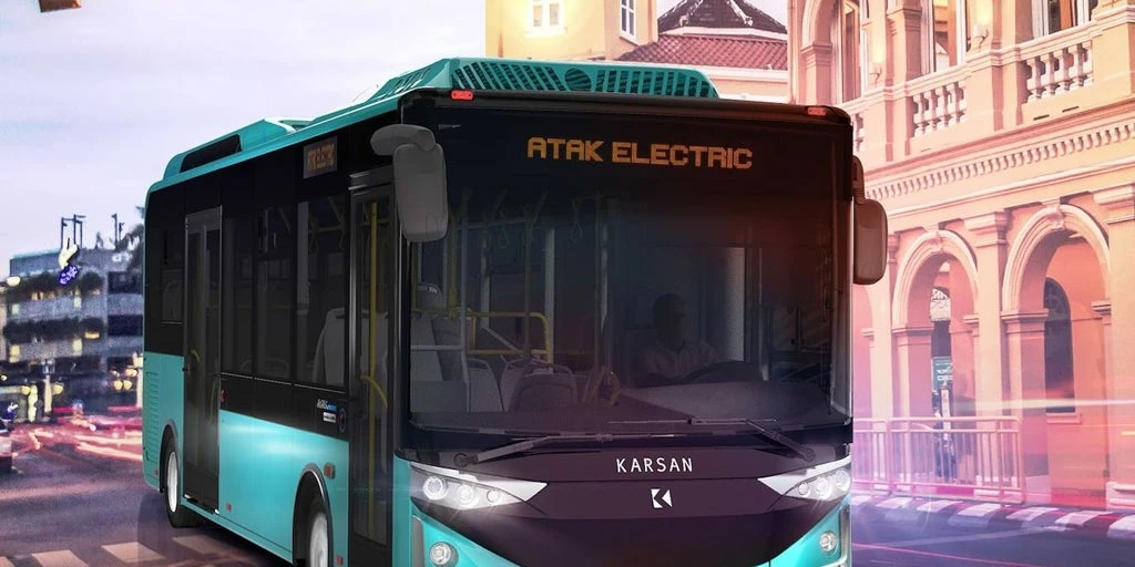 El primer autobús eléctrico llega a Madrid desde Barcelona tras 11 horas de viaje