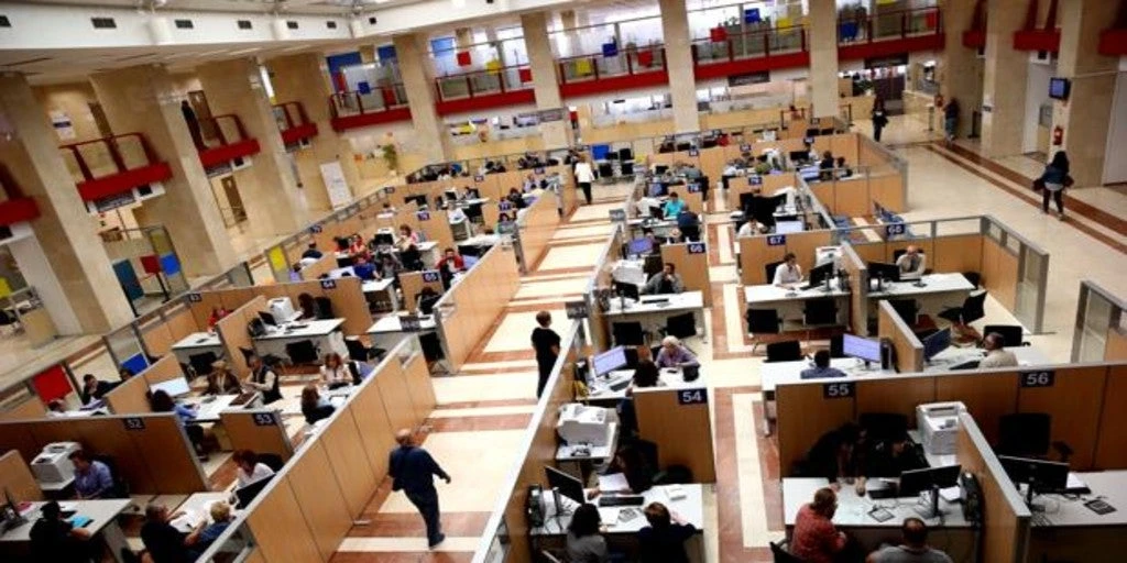 El Gobierno subirá un 0,9% el sueldo a los empleados públicos y sacará 28.055 nuevas plazas 