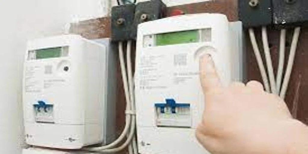 El Gobierno baja el IVA de la luz del 21% al 10%