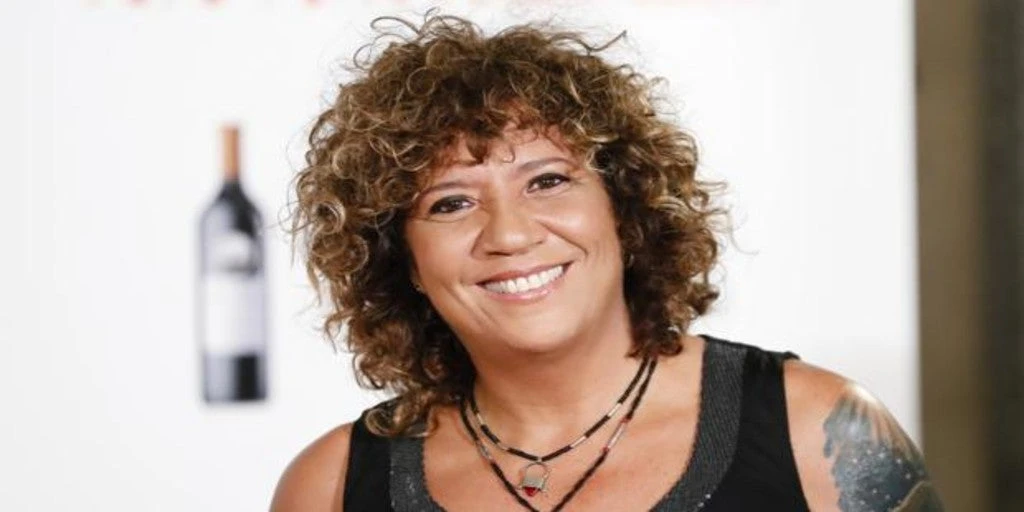 Rosana se rapa la cabeza para apoyar a su hermano en su lucha contra el cáncer 