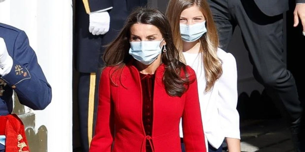 La Reina Letizia en la Fiesta Nacional: un mensaje de austeridad a través de su estilismo reciclado  