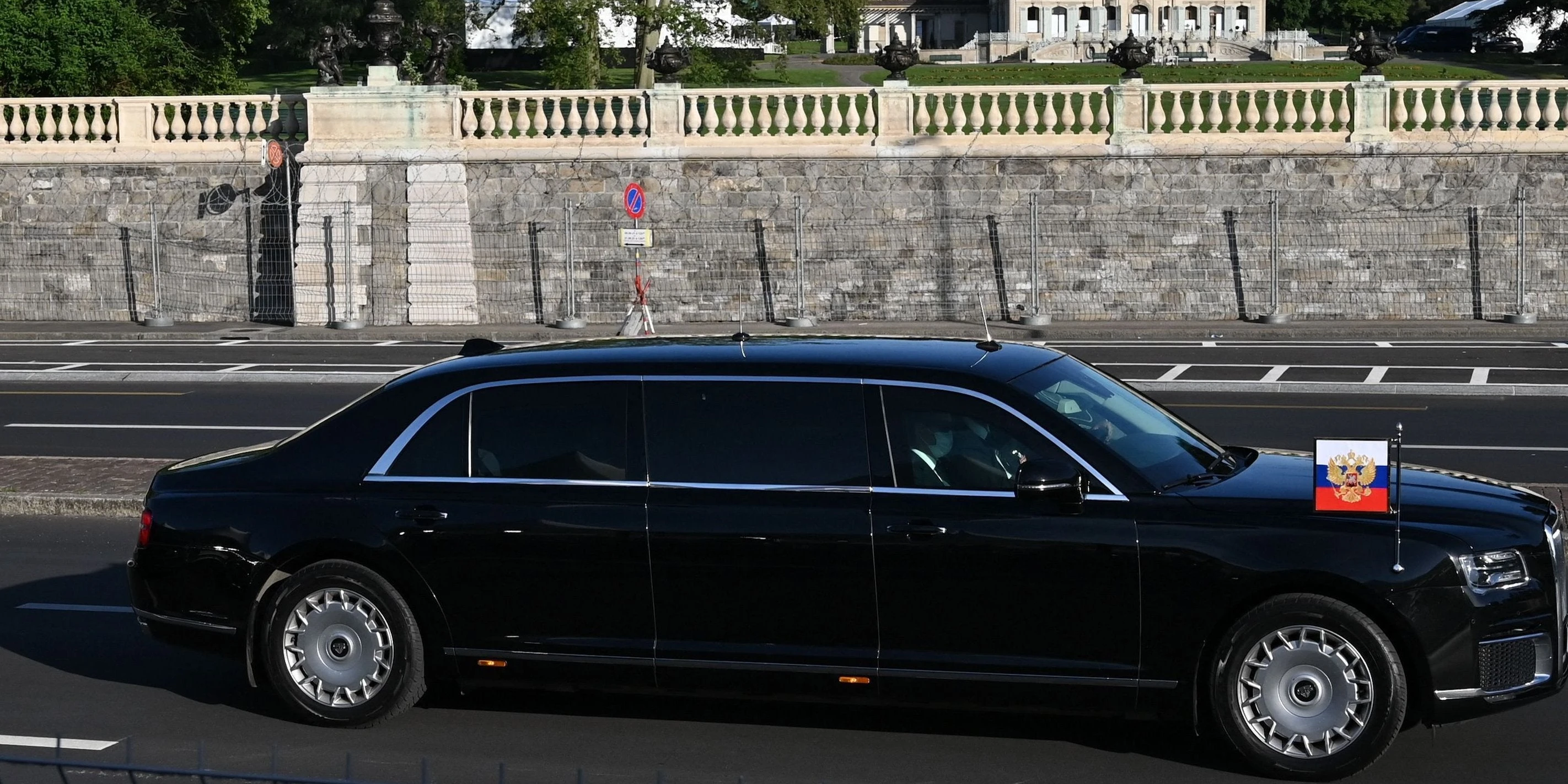 Putin se llevó a Ginebra su limusina de fabricación rusa