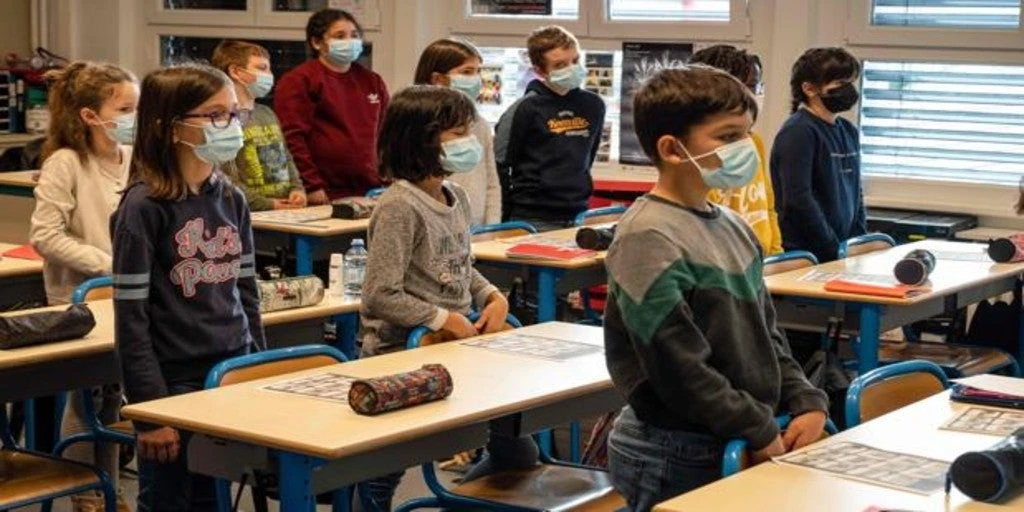Doce millones de escolares franceses guardan un minuto de silencio por el profesor decapitado