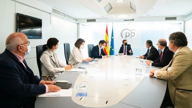 Casado busca con su equipo jurídico un resquicio legal que permita anular los indultos