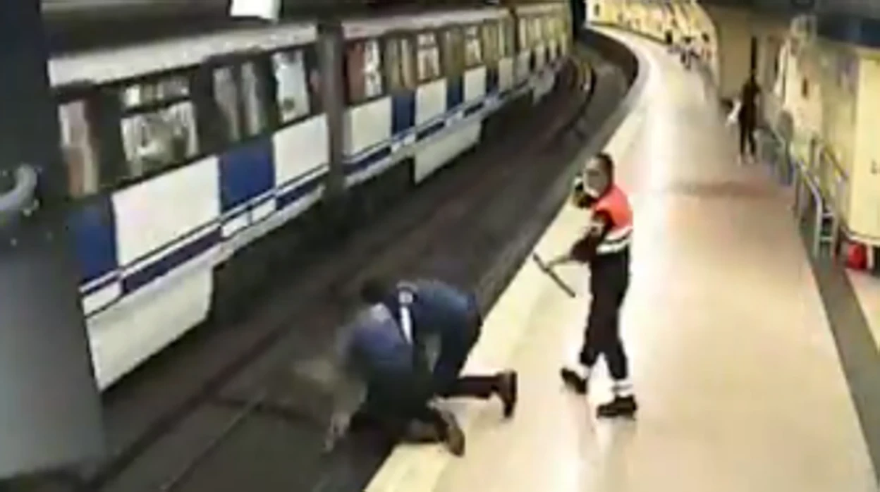 La rápida actuación de dos policías municipales evita que una joven se suicide en el Metro de Madrid