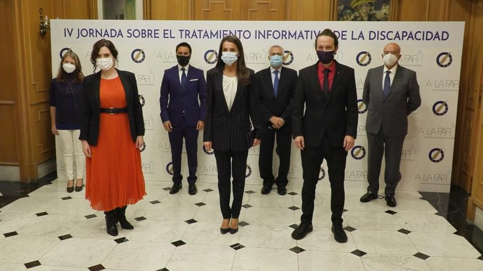 Iglesias se pone corbata y una camisa roja para acompañar a la Reina tras atacar a la Monarquía
