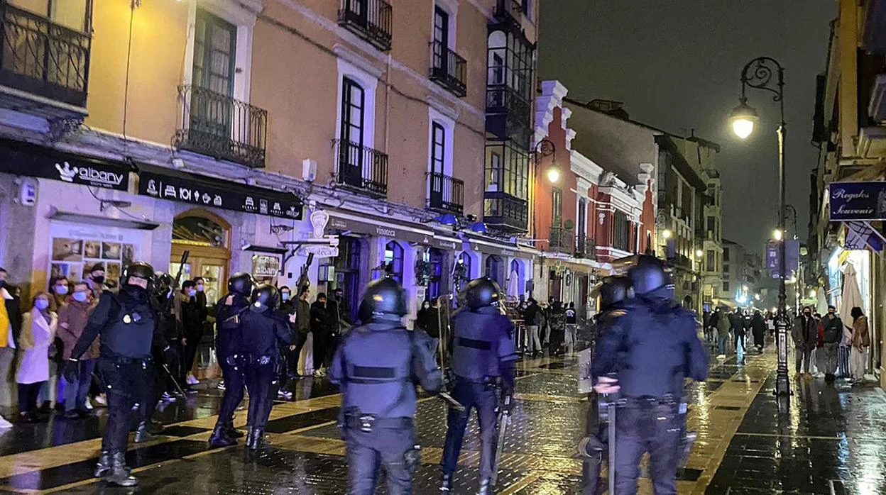 Disturbios en León contra el toque de queda