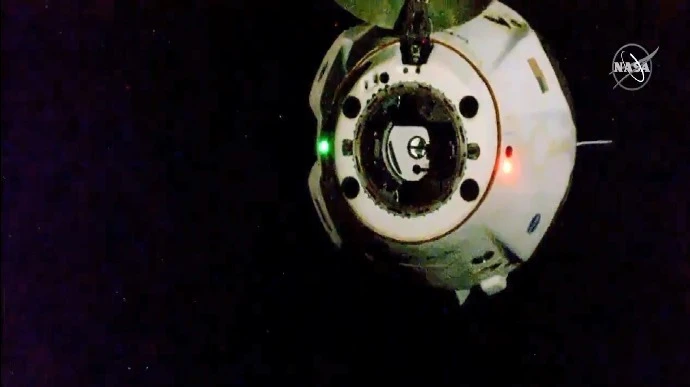 Crew Dragon відстикувався і прямує до Землі