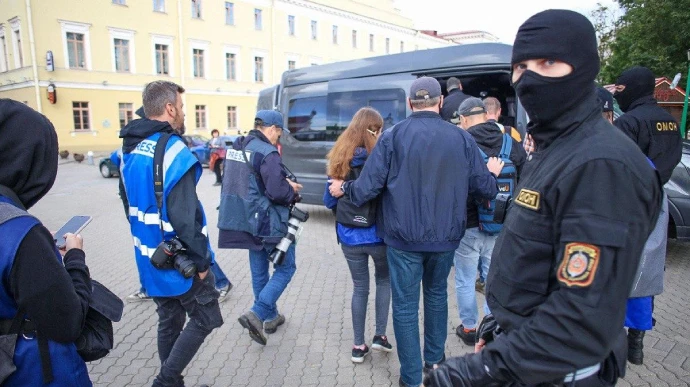 У Мінську масово затримують представників ЗМІ