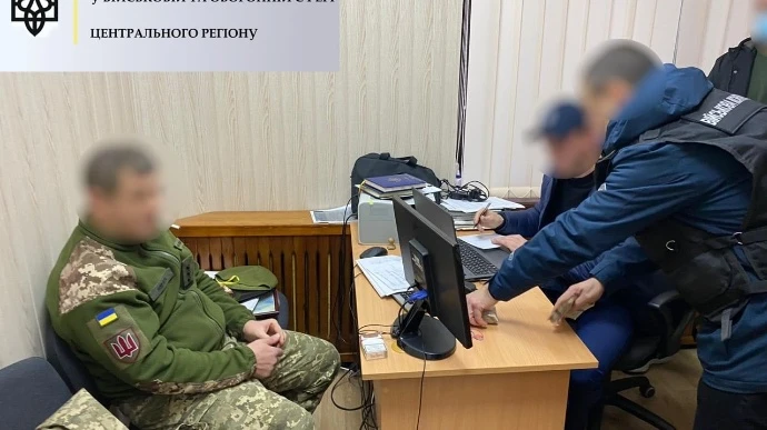 Посадовця Міноборони спіймали на хабарі у 400 тисяч