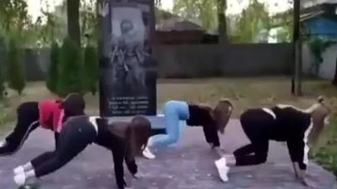 На школярок склали адмінпротоколи: танцювали тверк біля пам'ятника загиблим в АТО