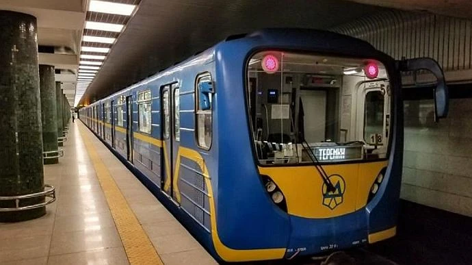 У столичному метро під потягом загинула людина