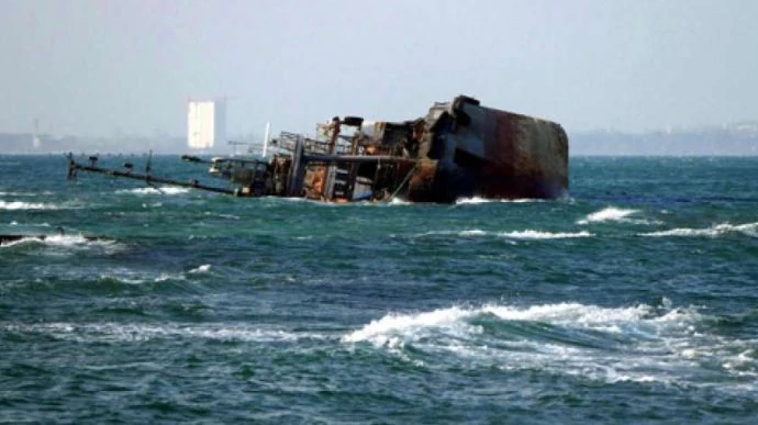 Одеська ОДА: Море біля танкера 