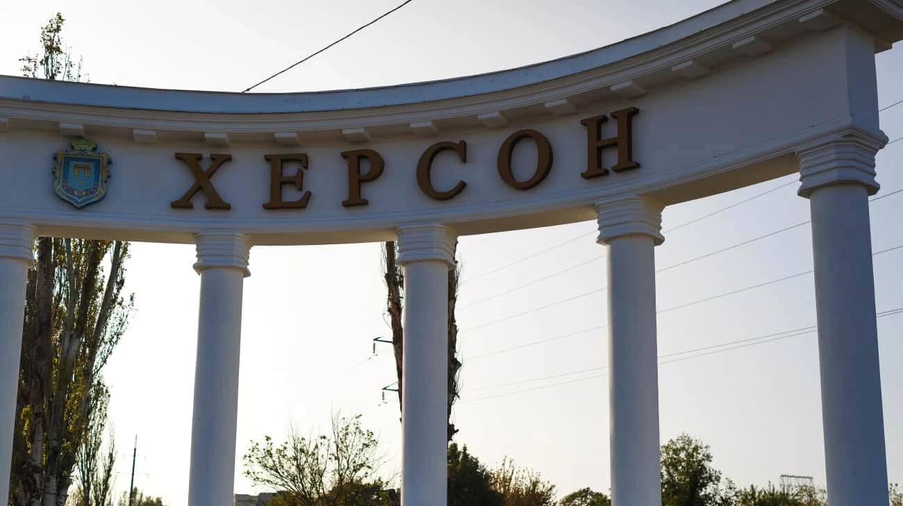 Армія РФ скинула вибухівку з дрона на жителя Херсона