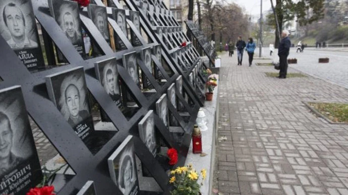 Поліція шукає вандала, який осквернив алею Небесної Сотні у Києві