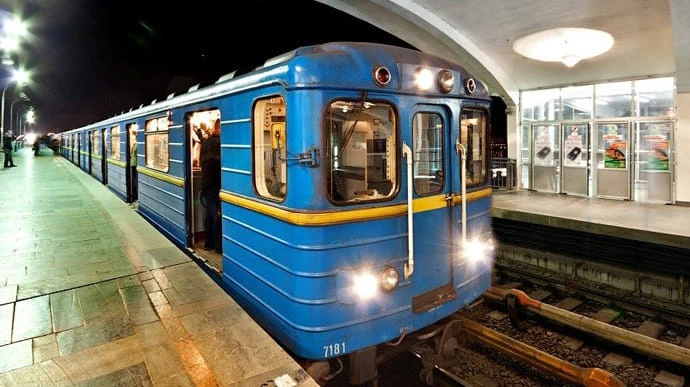 У столичному метро відновили оплату банківською картою