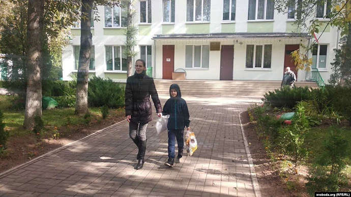 Білоруській активістці повернули сина, якого забирали до притулку