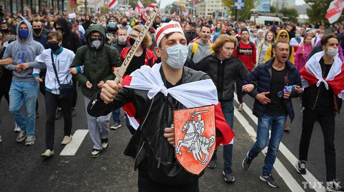 У Мінську мітингують 100 тисяч людей, в Білорусі сотня затриманих