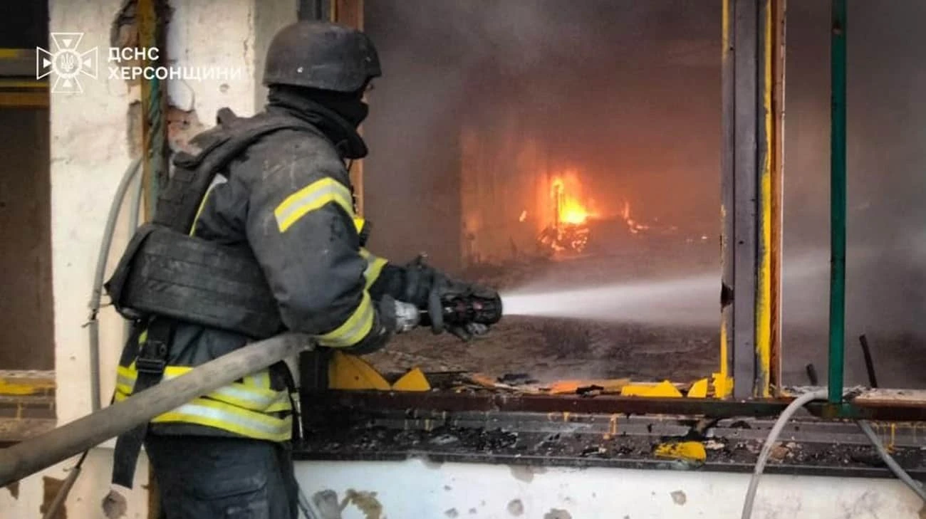 РФ вдарила авіацією та артилерією по Херсону: влучила в житловий масив, є загиблий