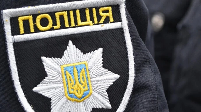 Чоловік з гранатою погрожує поліцейським у Харкові