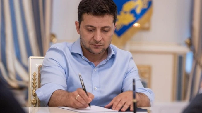 Зеленський ввів санкції проти Фукса, Фірташа та оточення Путіна
