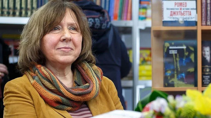 Алексієвич полетіла до Німеччини, але планує повернутися в Білорусь