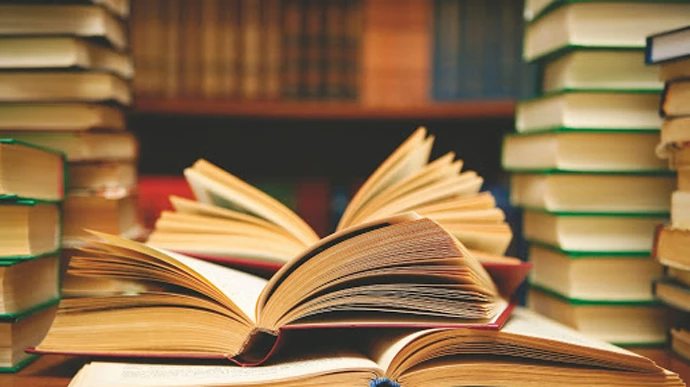В Росії наказали бібліотекам прибрати із загального доступу книги 18+