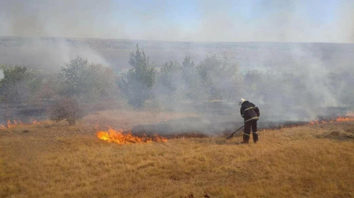 Пожежа на лінії розмежування: понад 10 вибухів та поранений рятувальник