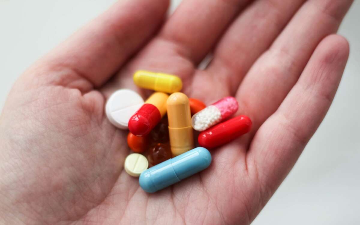 Cofece denuncia a empresas farmacéuticas por elevar costos y limitar disponibilidad de medicamentos