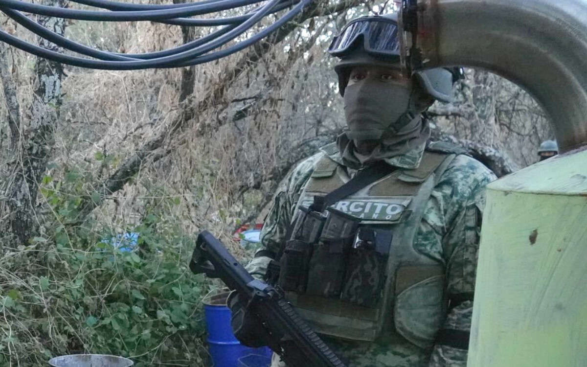 Mueren dos militares mientras desactivaban artefacto explosivo en Michoacán