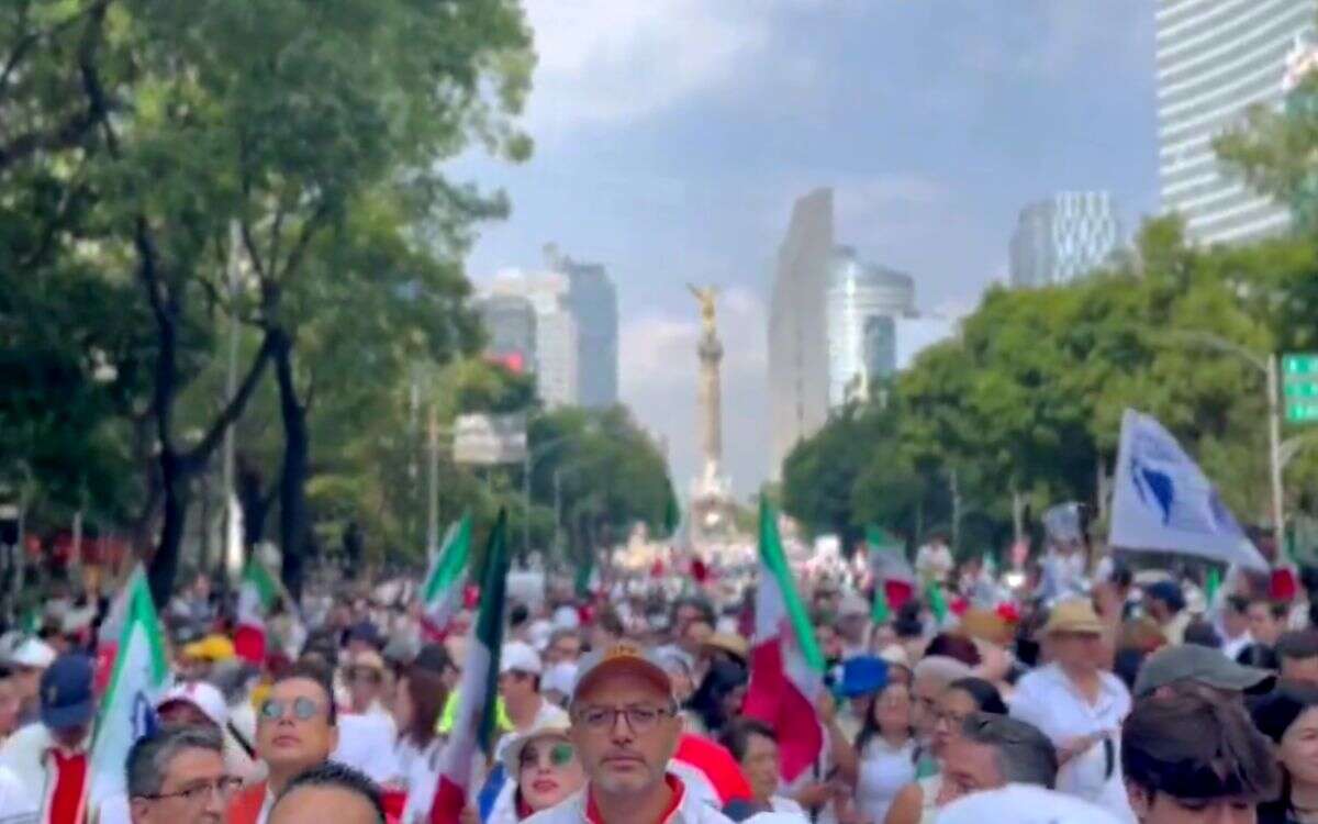 Miles de estudiantes de derecho protestan contra la reforma judicial en el Ángel de la Independencia