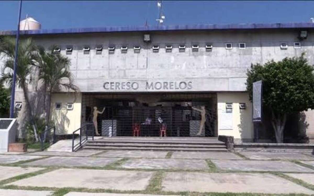 Reos y custodios se enfrentan en cárcel de Morelos; cesan a altos mandos