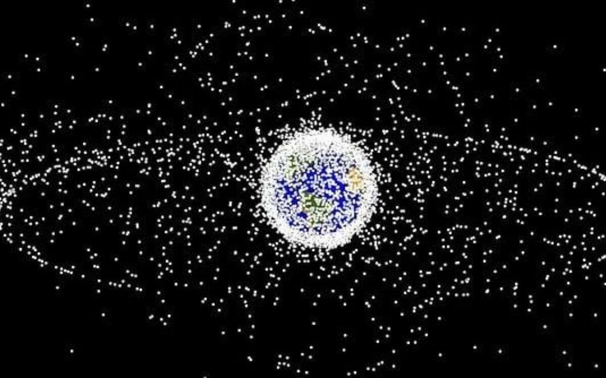 Satélite japonés filma ‘basura espacial’ flotando en órbita