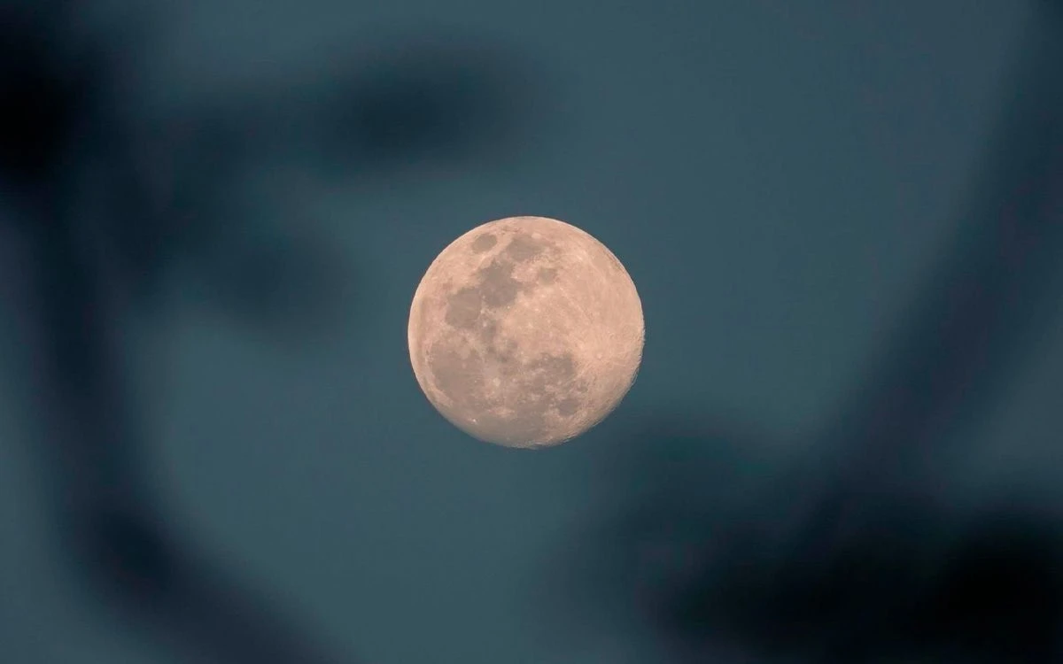 ¿Cuándo es la Luna llena de fresa 2025? | Horario y cómo verla