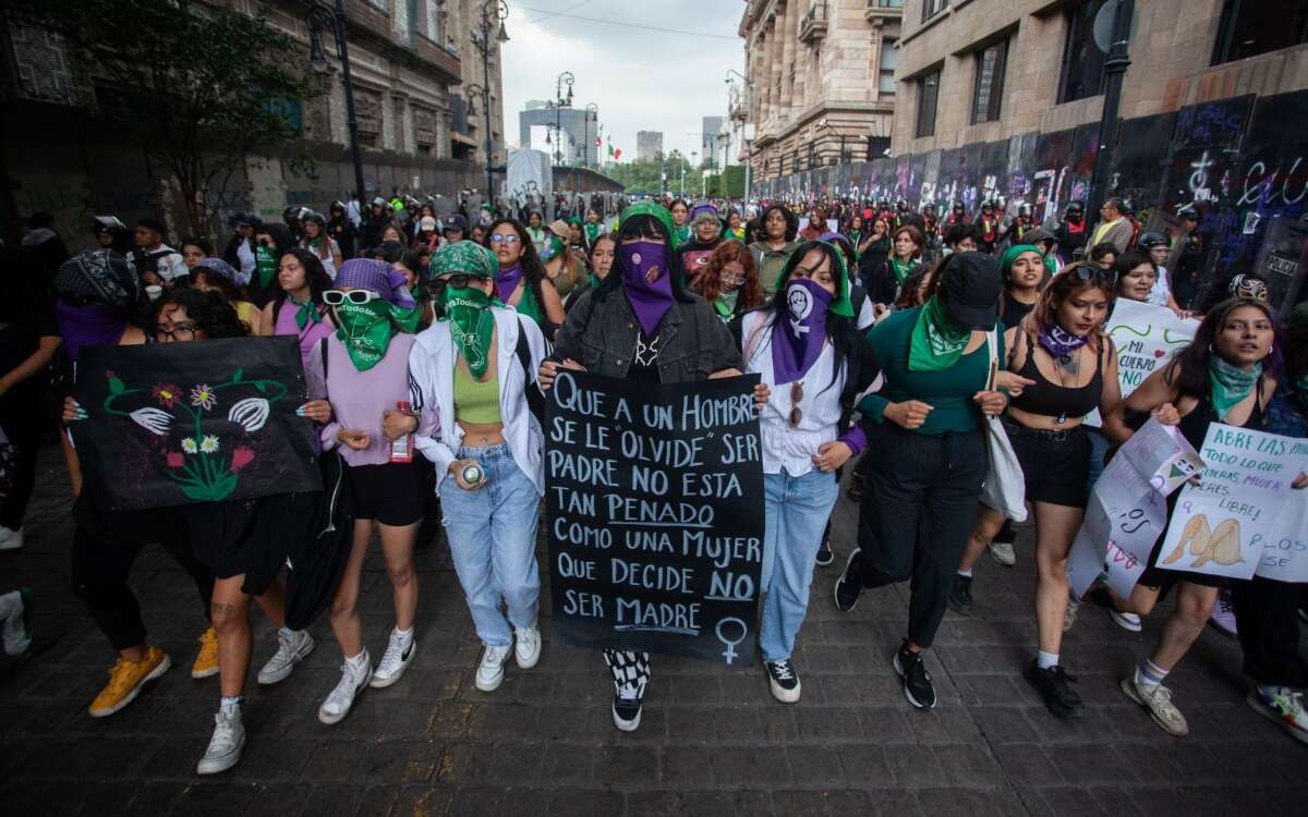 Feministas marchan en México a favor del aborto voluntario