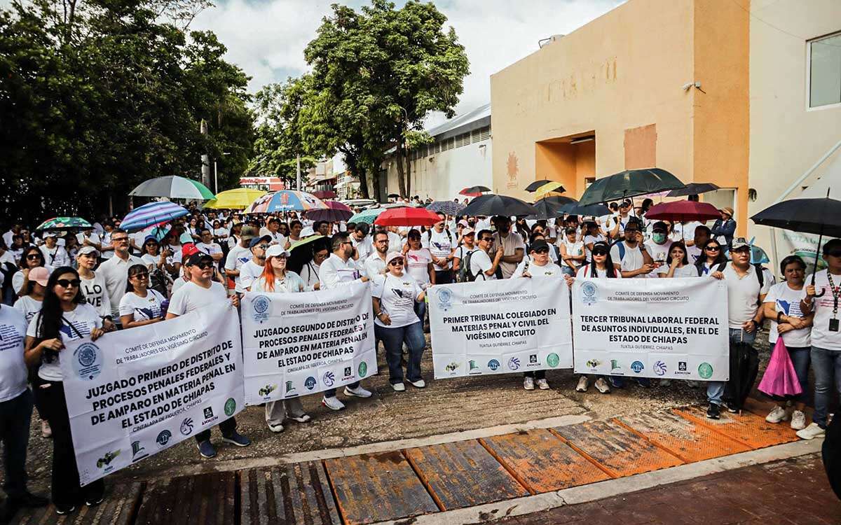 Trabajadores del Poder Judicial se manifiestan contra reforma durante foro en Chiapas