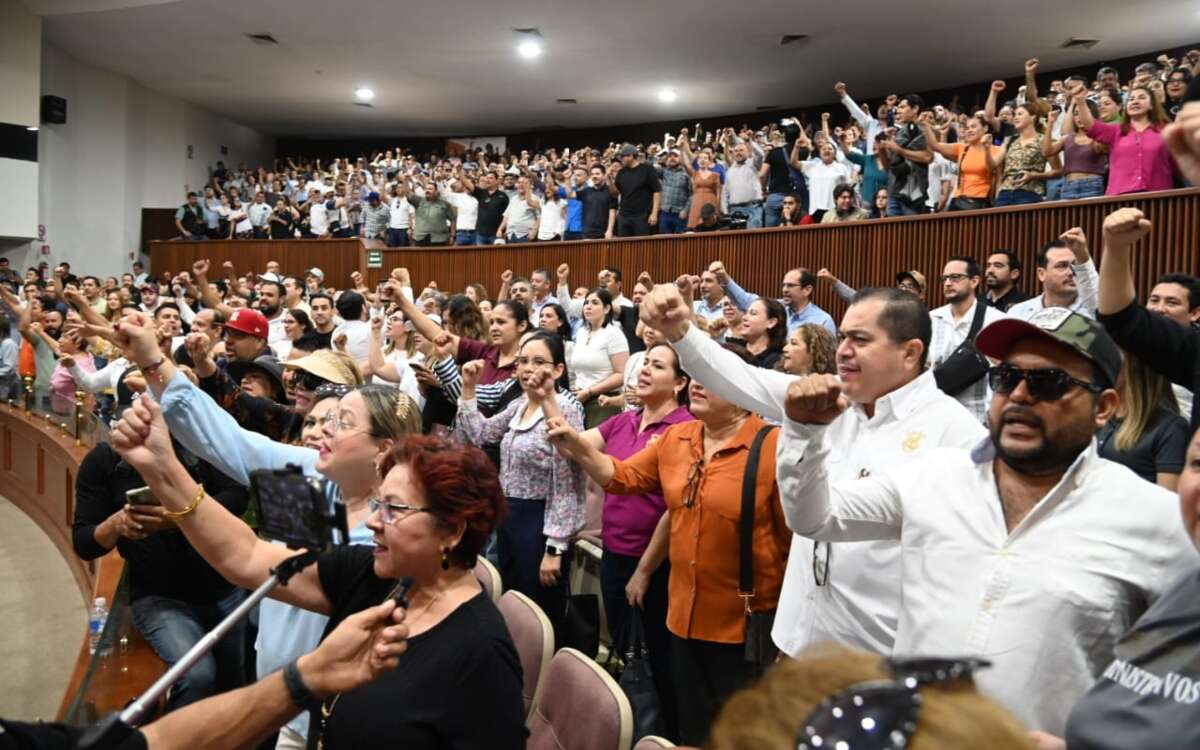 Universitarios de la UAS vuelven a frustrar sesión en Congreso de Sinaloa | Videos