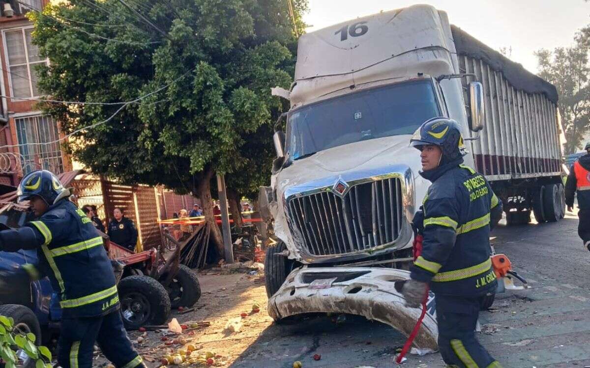 Camión de basura se estrella con local y deja dos heridos en Iztapalapa