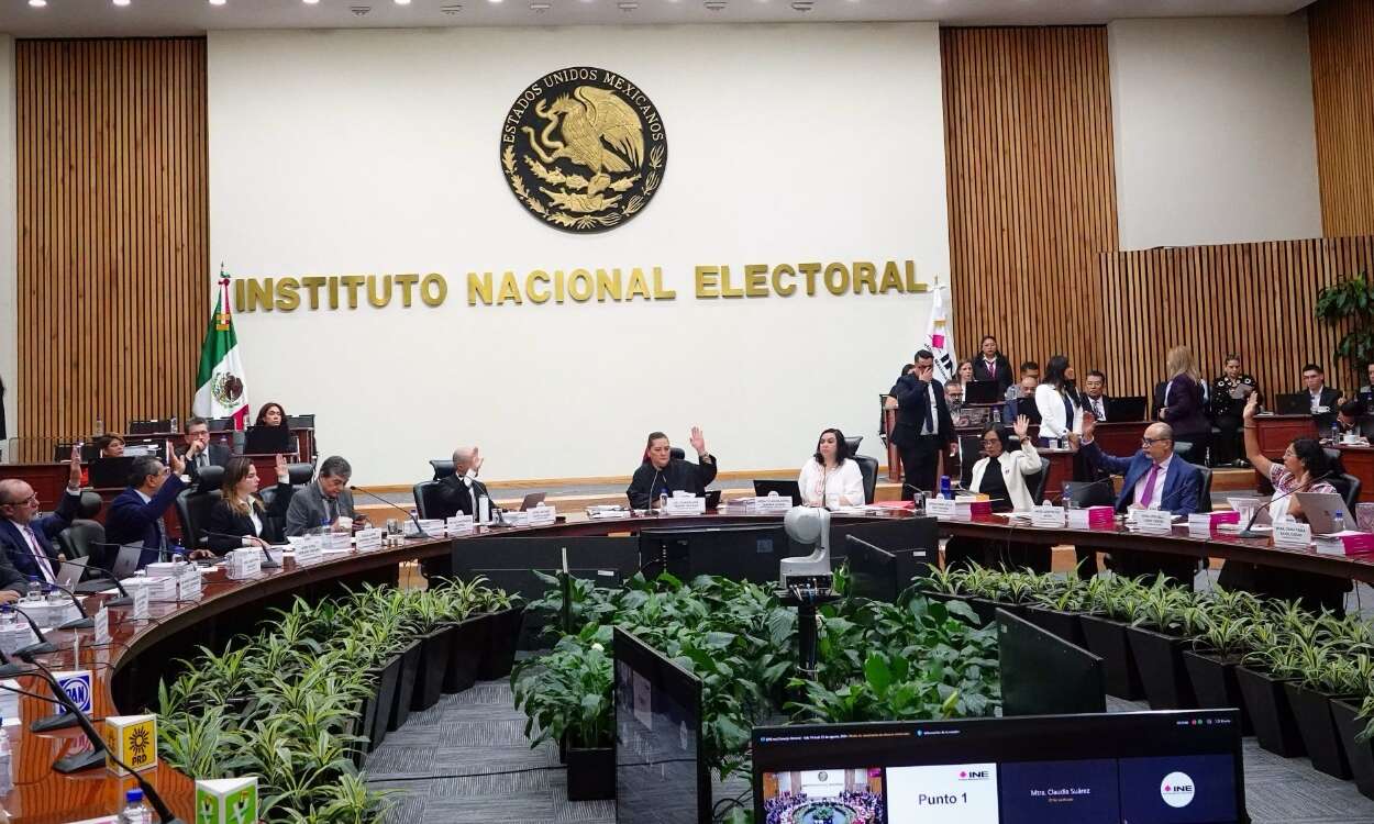 Sesión navideña en el INE: plantean elección judicial con recorte de 52 por ciento