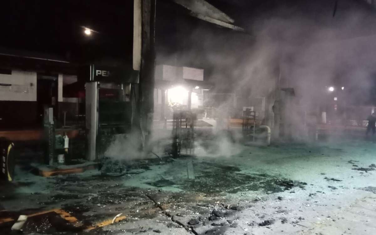 Hombres armados incendian gasolinera y balean tienda en Michoacán