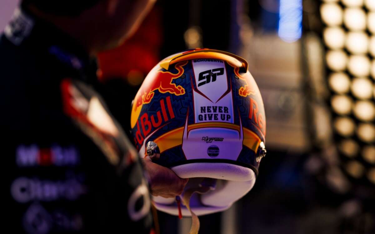 Conoce el nuevo casco de ‘Checo’ para la temporada 2024 | Video