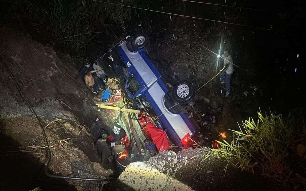 Fallecen 3 peregrinos en accidente de tránsito en Malinalco; hay 13 lesionados