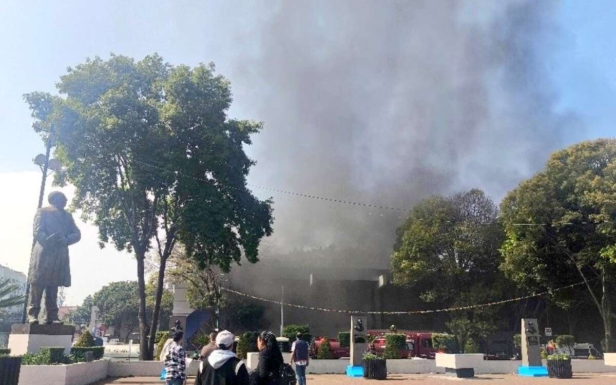 Videos | Se incendia estacionamiento de la alcaldía Benito Juárez