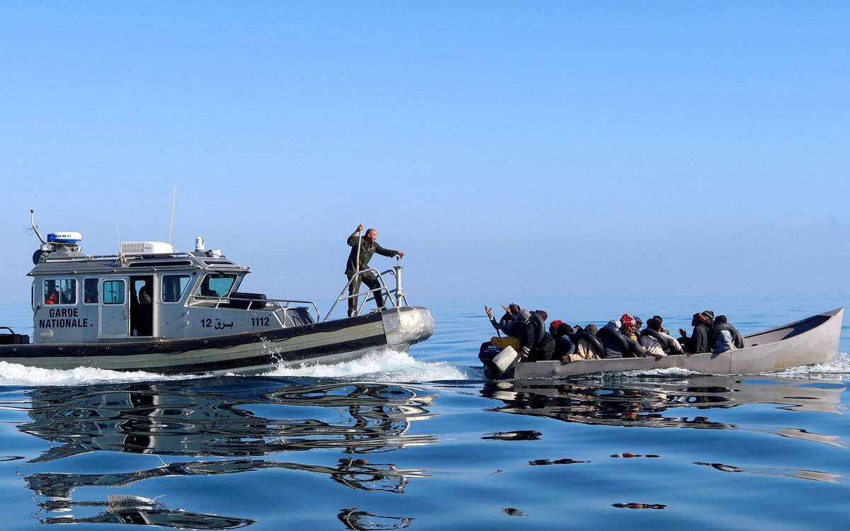 Túnez recupera nueve cuerpos tras naufragio de un barco con 52 migrantes a bordo