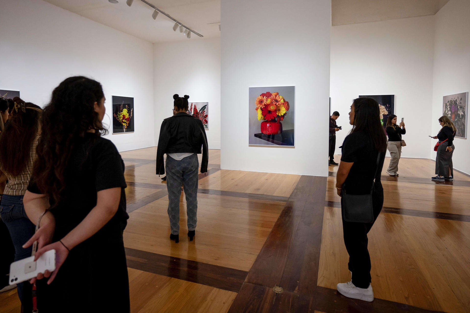 Museo MARCO en Monterrey exhibe retratos de arreglos florales regados con semen